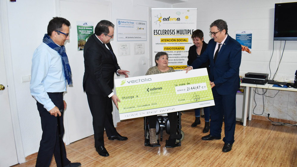 LA BIENVENIDA A LA NAVIDAD DE VECTALIA RECAUDA 21.441 euros para la Asociación de Esclerosis Múltiple. AdEMa comprará una furgoneta para el traslado diario de sus socios.